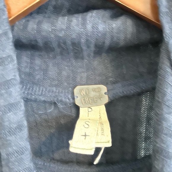 We The Free Blue turtleneck sleeveless top size SM - Picture 2 of 2
